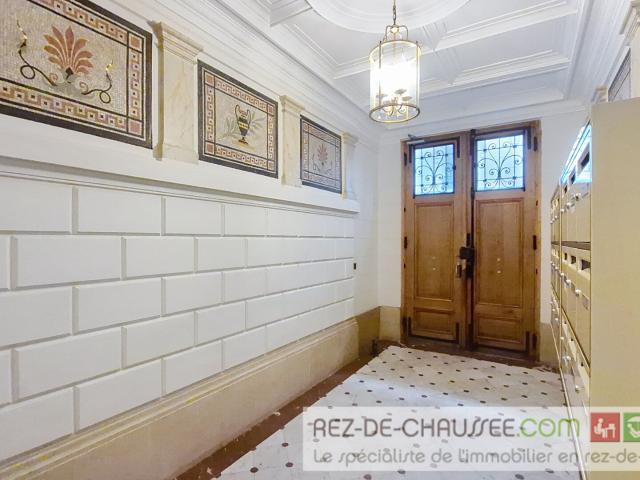 BASTILLE CHARMANT BUREAU POUR PROFESSION LIBERALE SUR COUR