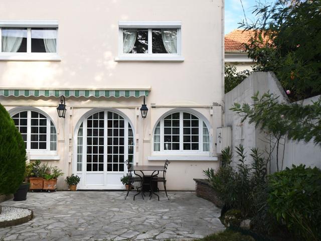 BAS DE CHATOU Maison de 131 m2 avec 3 chambres, située à 10 mn