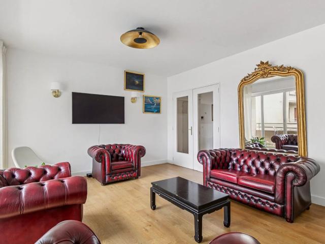 BAS DE CHATOU à 3 mn du RER appartement 5 pièces de 123.55 m² av