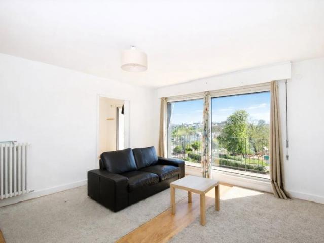 BAS DE CHATOU, DERNIER ETAGE APPARTEMENT 4 PIECES 78 M² 3 CHAMBRES, CAVE PARKING 5 MN RER