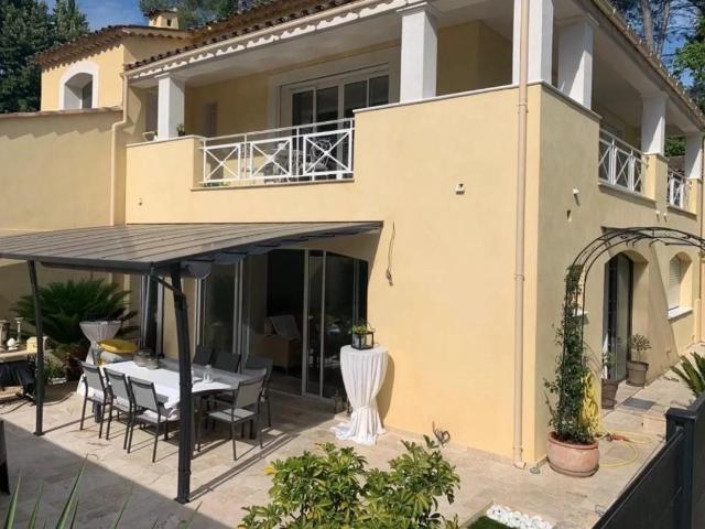 Bas de villa d’exception entièrement rénové – 3 chambres, te. 111m² Mougins