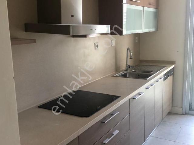 Batışehir'de Peyzaj Manzaralı 135m2 3+1 Kiralık Daire