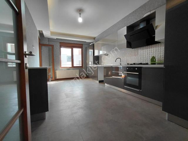 Batıkentte Site İçerisinde Havuzlu Arakat 4+1 Daire Zm 5