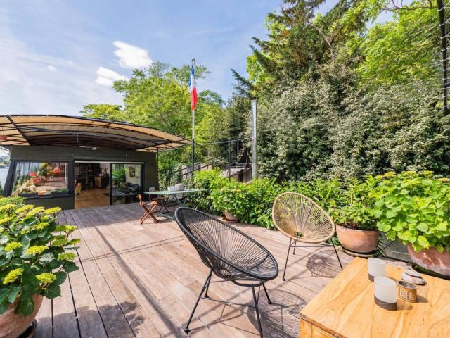 Bateau de 300 m2 avec 80 m2 de terrasse