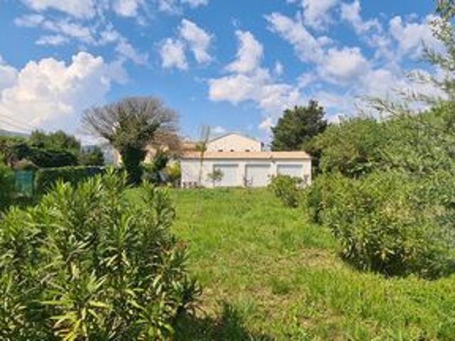 Bâtiment 60m² cadastré + 1188m² terrain en zone agricole