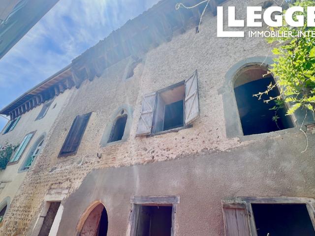 BATIMENT ANCIEN A RENOVER EN CENTRE VILLAGE, PARFAIT POUR CHAMBRES D'HÔTES/APPARTEMENTS, TRIE SUR BAISE