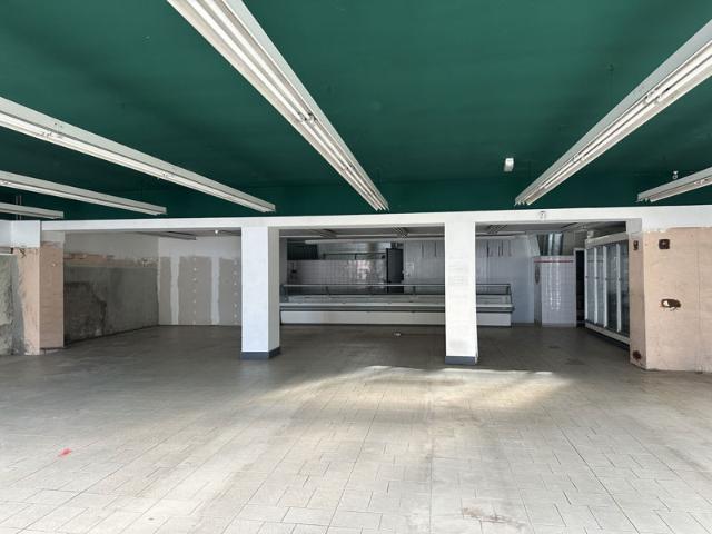 Batiment avec local commercial, appartement et grenier amena