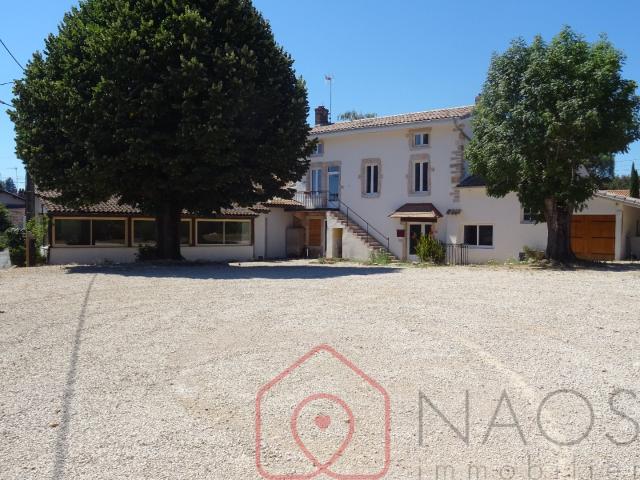 Bâtiment avec local commercial et appartement sur environ 1600 m2