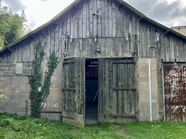 Bâtiment avec terrain