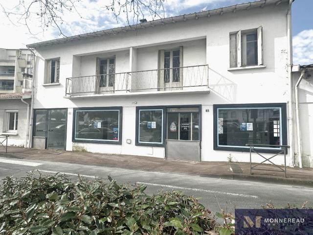 BATIMENT COMMERCIAL AVEC ANCIENS BUREAUX