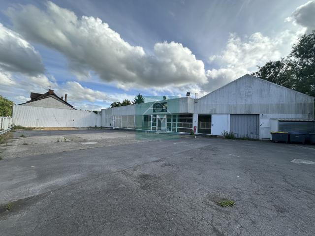 Bâtiment commercial indépendant de 1 700 m2 avec parking privatif
