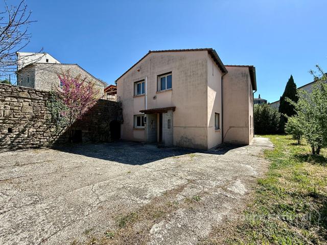 Bâtiment commercial 285m2 sur 1068m2 terrain avec piscine Barjac