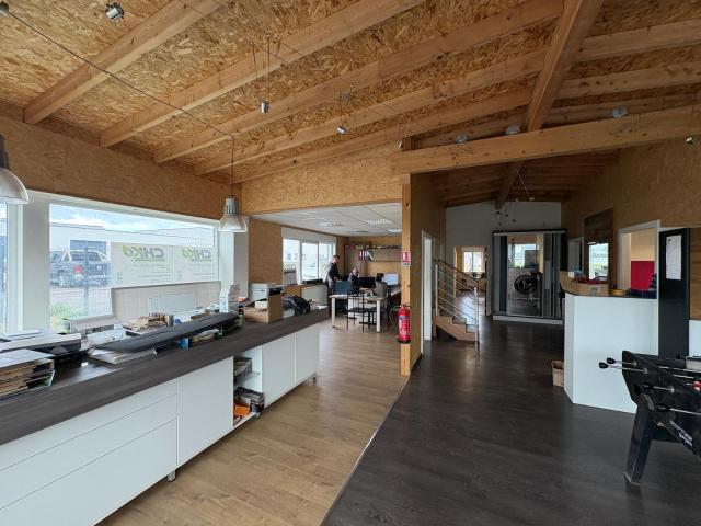 Bâtiment d'activités de 801 m2 Construction récente Fort potentiel de développement