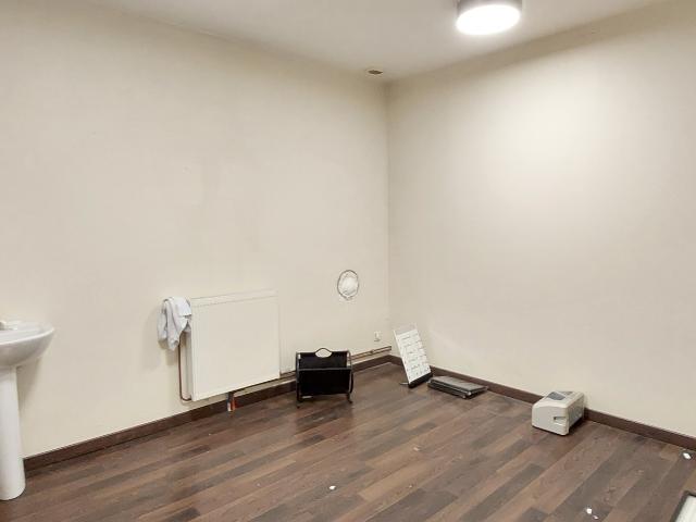 BATIMENT DE 410 M2 SITUE SUR UN AXE TRES PASSANT