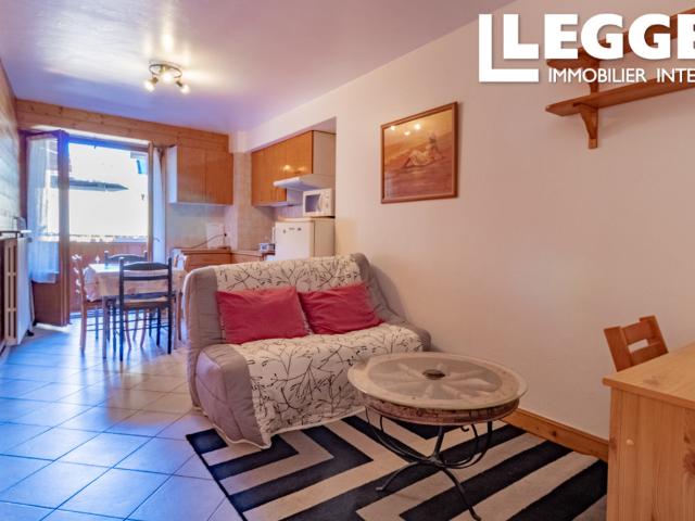 Bâtiment de 6 logements meublés, local commercial, greniers de 120 m² au sol et caves Bozel Trois Vallées