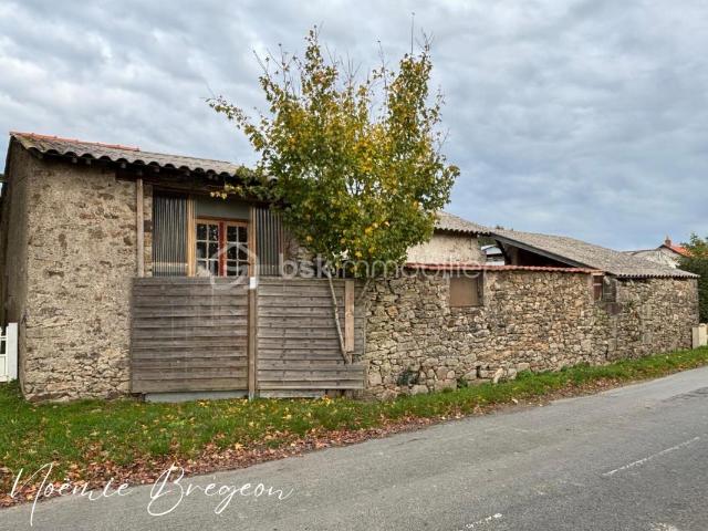 Bâtiment en pierre à rénover entièrement – fort potentiel d'aménagement