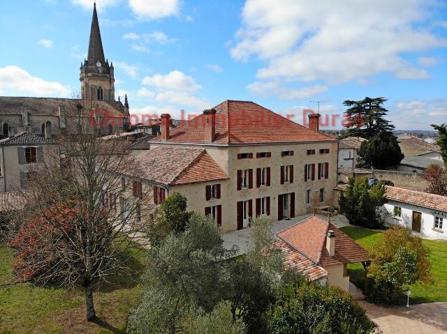 Bâtiment en pierre exceptionnel au cœur du village