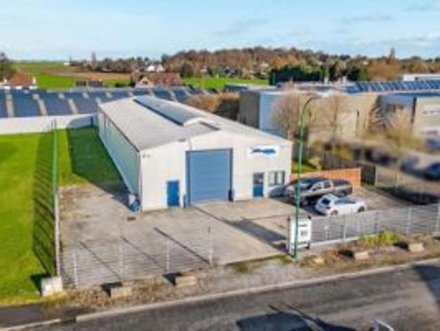 Batiment industriel avec entrepôt, 38 box et bureaux