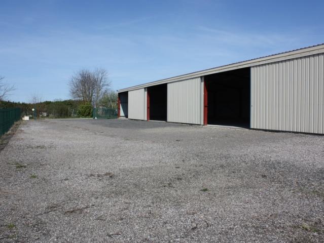 Bâtiment Industriel à vendre proche de TOURNUS 71 surface 447m2 libre eau et EDF sur place 1508m2 de terrain clos à 200 000 €