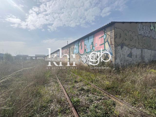 Bâtiment industriel de 2700m2 avec accès ferroviaire m² Nîmes