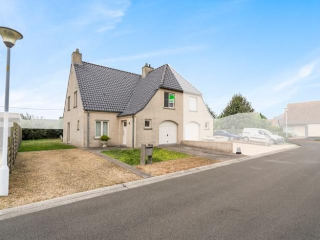 Bâtiment mitoyen bien entretenu avec jardin ensoleillé et s…