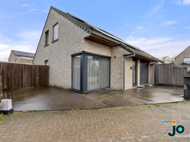 Bâtiment mitoyen récent et prêt à être emménagé à Oudenbu.