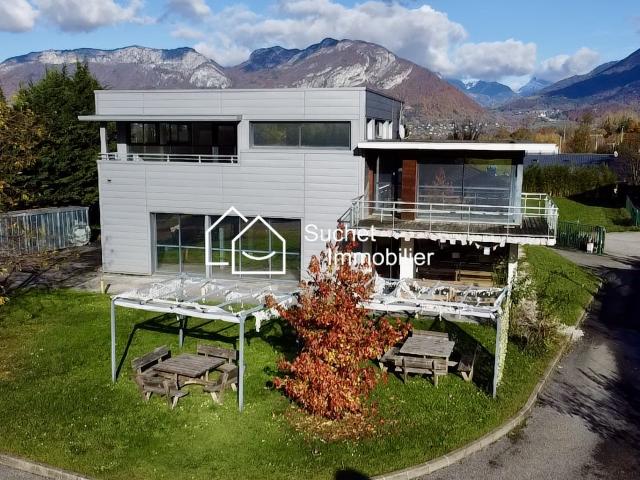 Bâtiment moderne de 424 m2 avec habitation de 83 m2 avec réserve foncière Entre lac et montagne