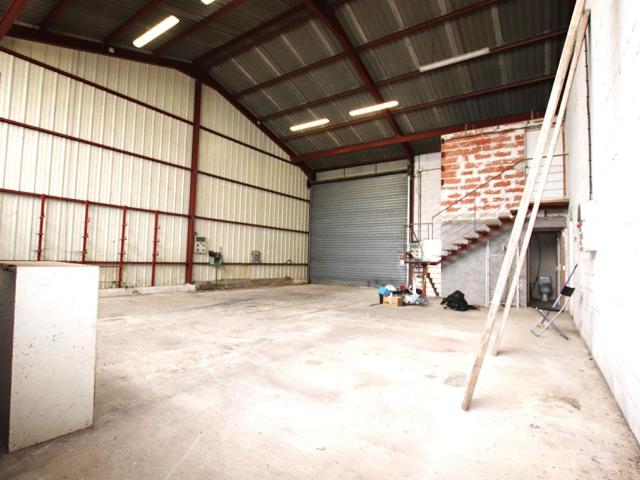 Bâtiment professionnel avec grande hauteur Parcelle constructible 1 250 m²
