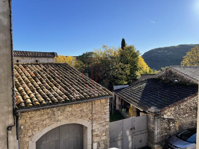 Bâtiments à restaurer en habitation + cour sur 1011m2 en coeur de village