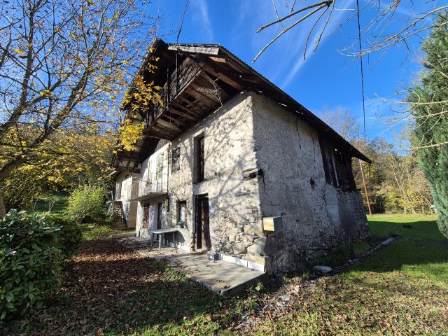 Bâtisse à rénover + maisonnette, 1484 m2 de terrain !