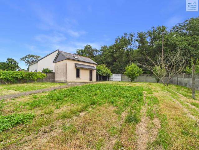Batisse à rénover sur un terrain de 700 m² totalement constructible