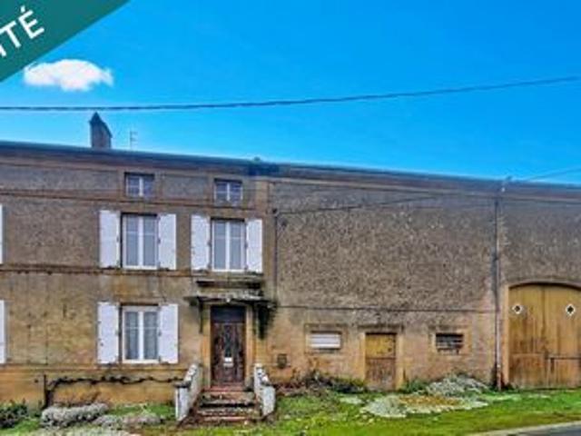 Bâtisse à restaurer de 220m2 avec écurie et d'une dépendance !