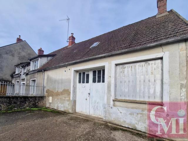 Bâtisse ancienne a rénover avec jardin, garage et atelier
