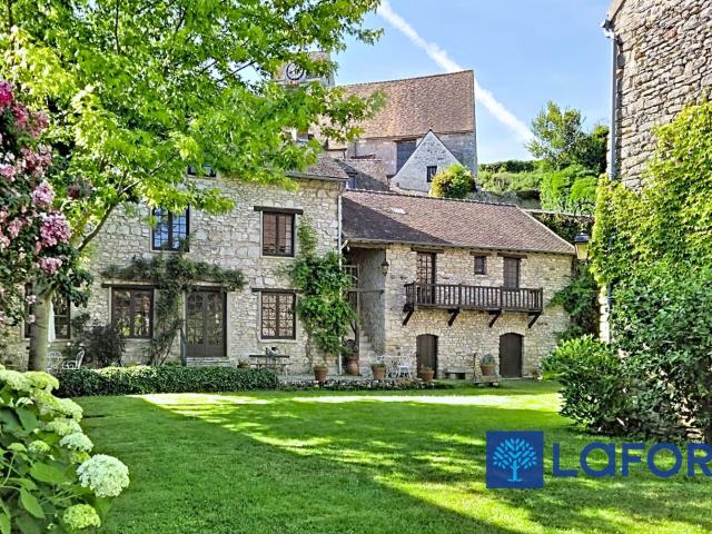 Bâtisse coeur de village avec maison annexe et grange en par. 192m² Jumeauville
