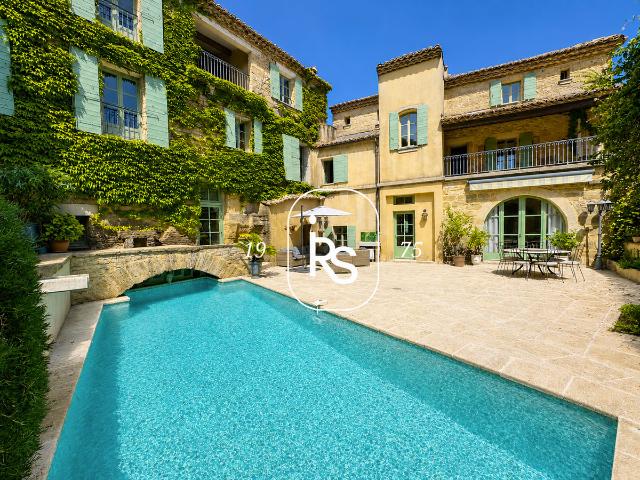 Bâtisse du XVII ème siècle de 366 m2 habitables sublimée par une cour intérieure avec piscine