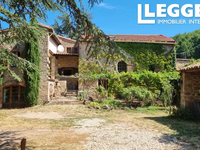 Bâtisse de caractère, 10 pièces, dans hameau historique très isolé avec de 1.2 hectares