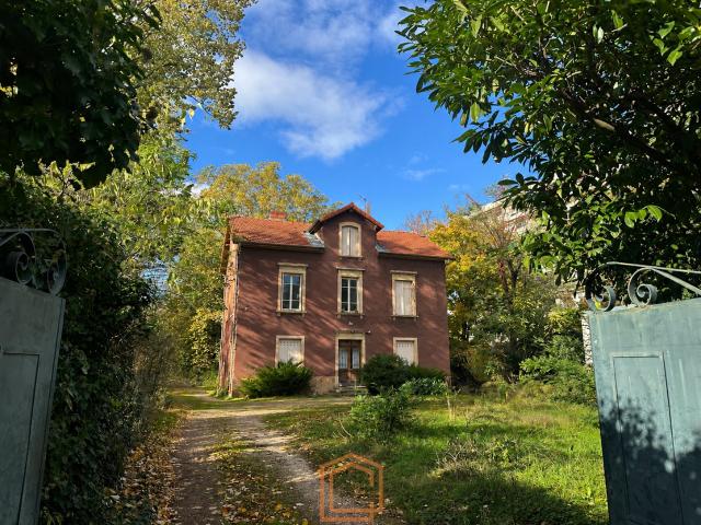 Bâtisse de caractère 297m2 sur terrain 1350 m2