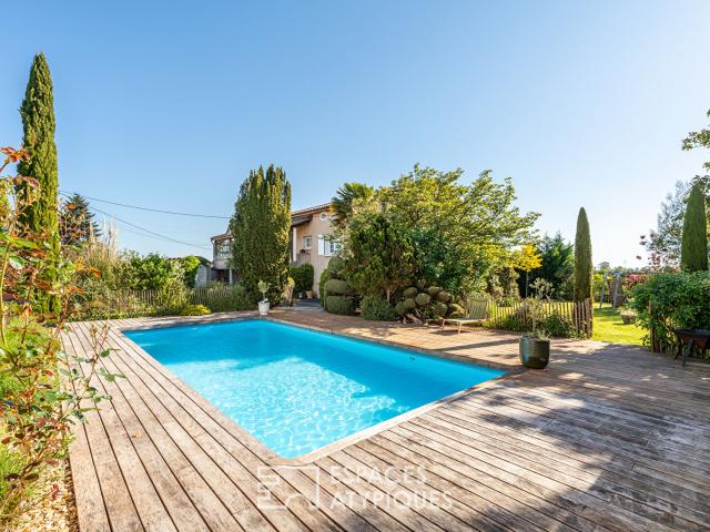 Bâtisse de caractère avec piscine