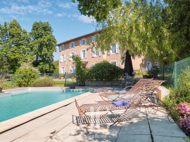 Bâtisse de caractère avec piscine