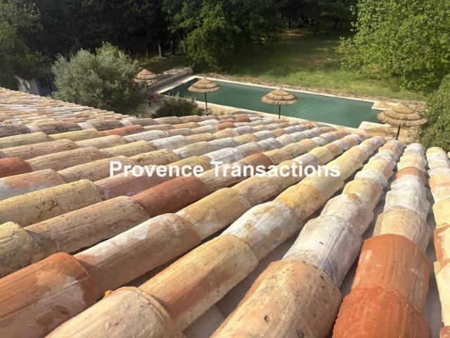 Bâtisse de 370m² sur plus d'un hectare de terrain boisé