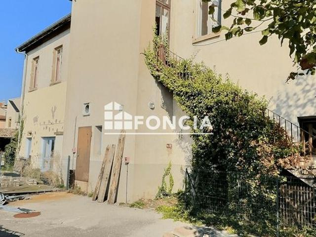 Batisse de 300 m2 sur 720 m2 de terrain