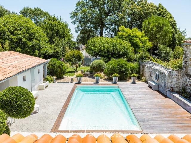 Bâtisse D'époque et de caractère en coeur de village 295m² Mornac sur Seudre