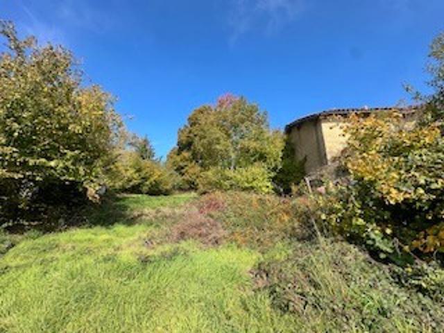 BÂTISSE EN PIERRE À REHABILITER AVEC 100 M2 DE POTENTIEL ET VUE SUR LES MONTS DU LYONNAIS