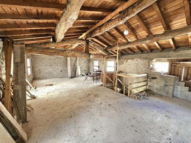 Bâtisse en pierre à rénover avec jardin