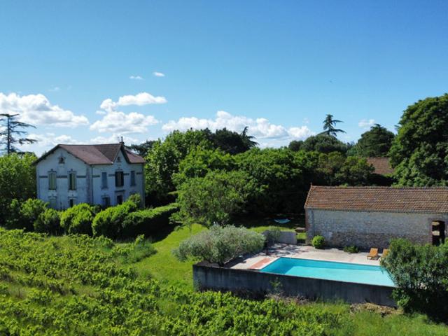batisse en pierre avec gites et terrain constructible