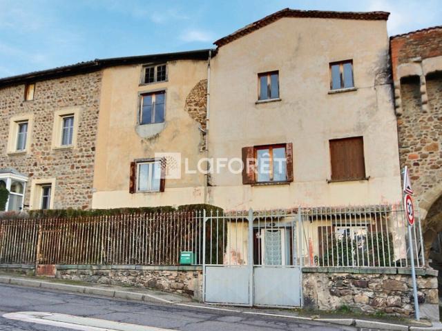 Bâtisse en pierre d'environ 354 m2 et un extérieur attenant