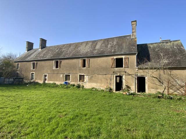 Bâtisse en pierre et masse dans un village proche de Ste Mèr