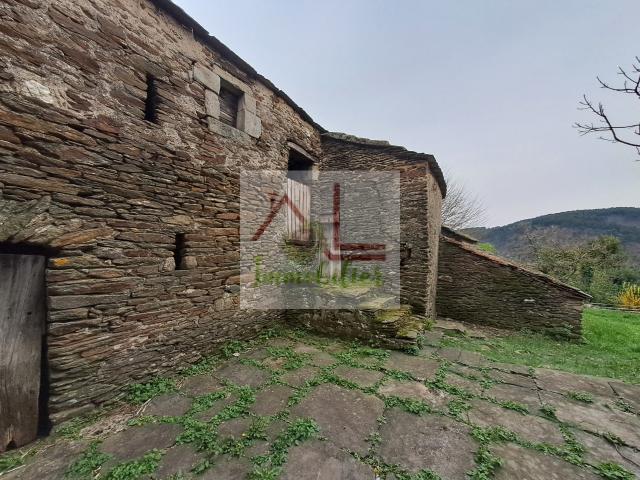 Bâtisse en pierres à rénover