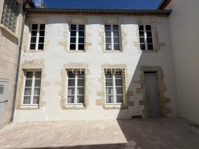 Bâtisse historique à rénover en coeur de village