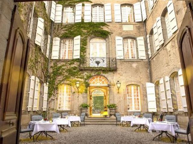 Bâtisse Historique, jardin et piscine, coeur de ville